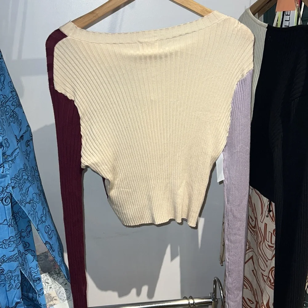 NWOT Color Block Cropped Long Sleeve - Find Me Now - Picture 3 of 6